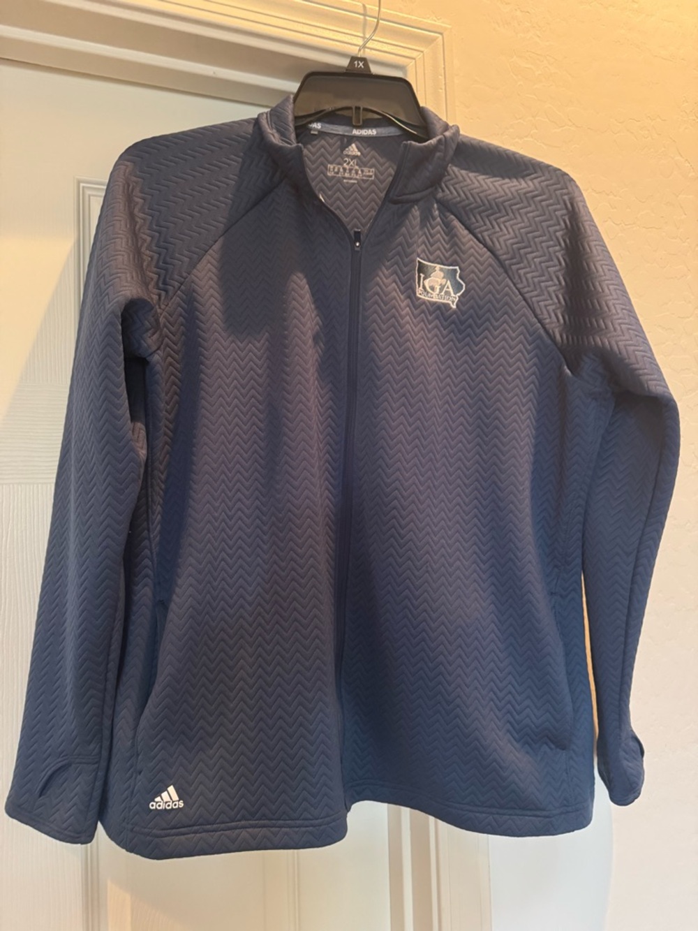 Adidas women’s chevron print jacket with pockets and thumb holes golf blue 2XL